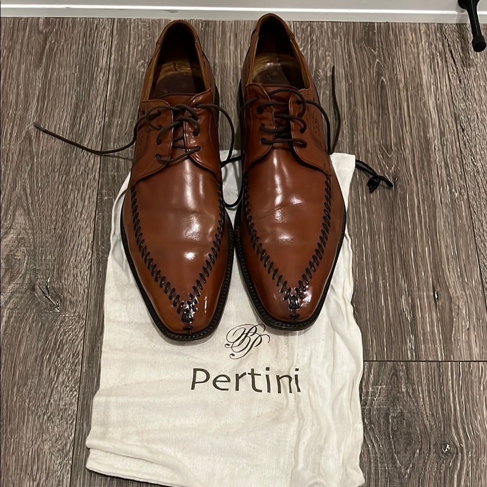 Pertini Oxford dress shoes with polished leather finish and decorative split toe